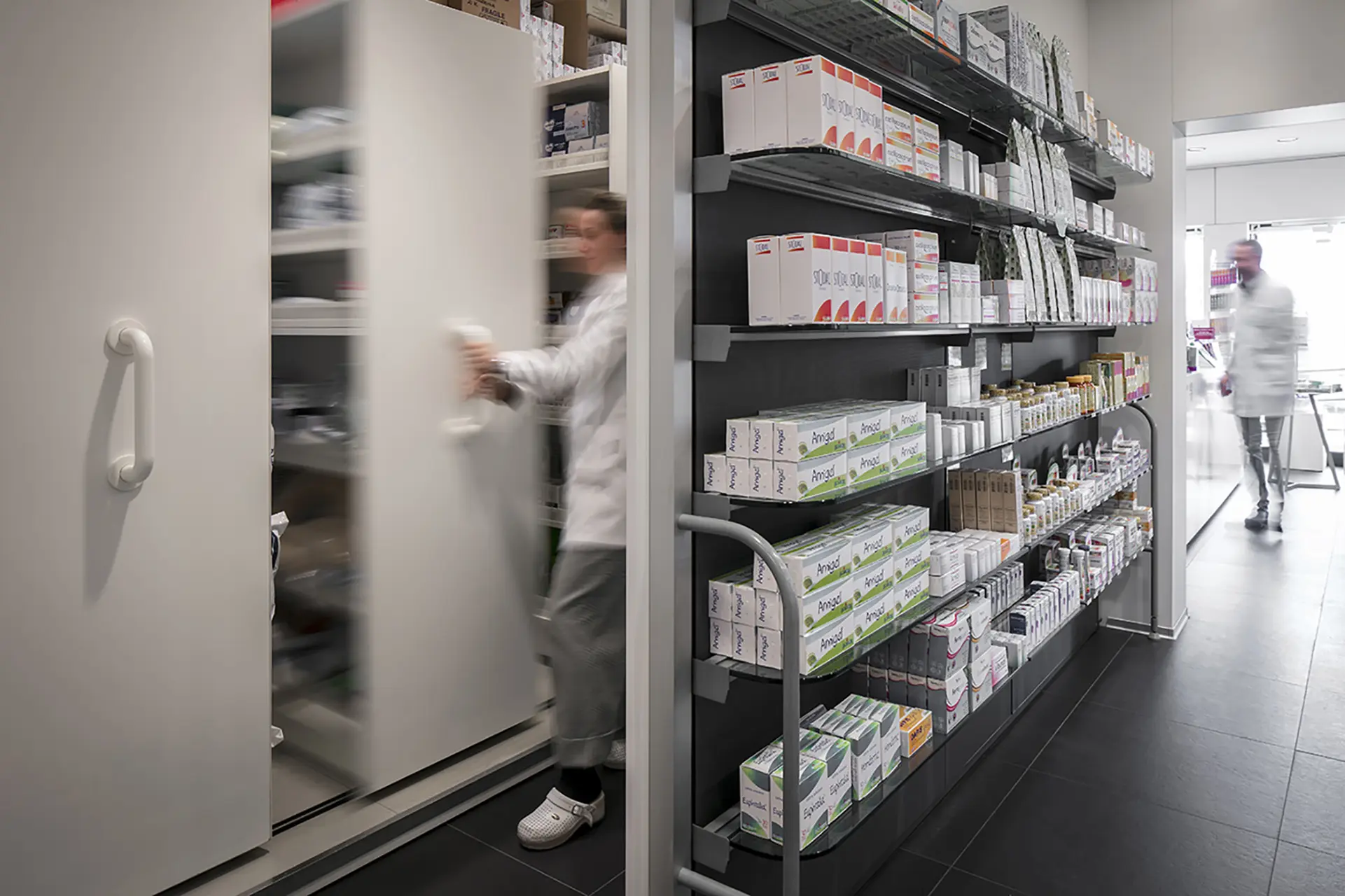 Progettazione e realizzazione armadi per farmacia scorrevoli - Th.Kohl 01