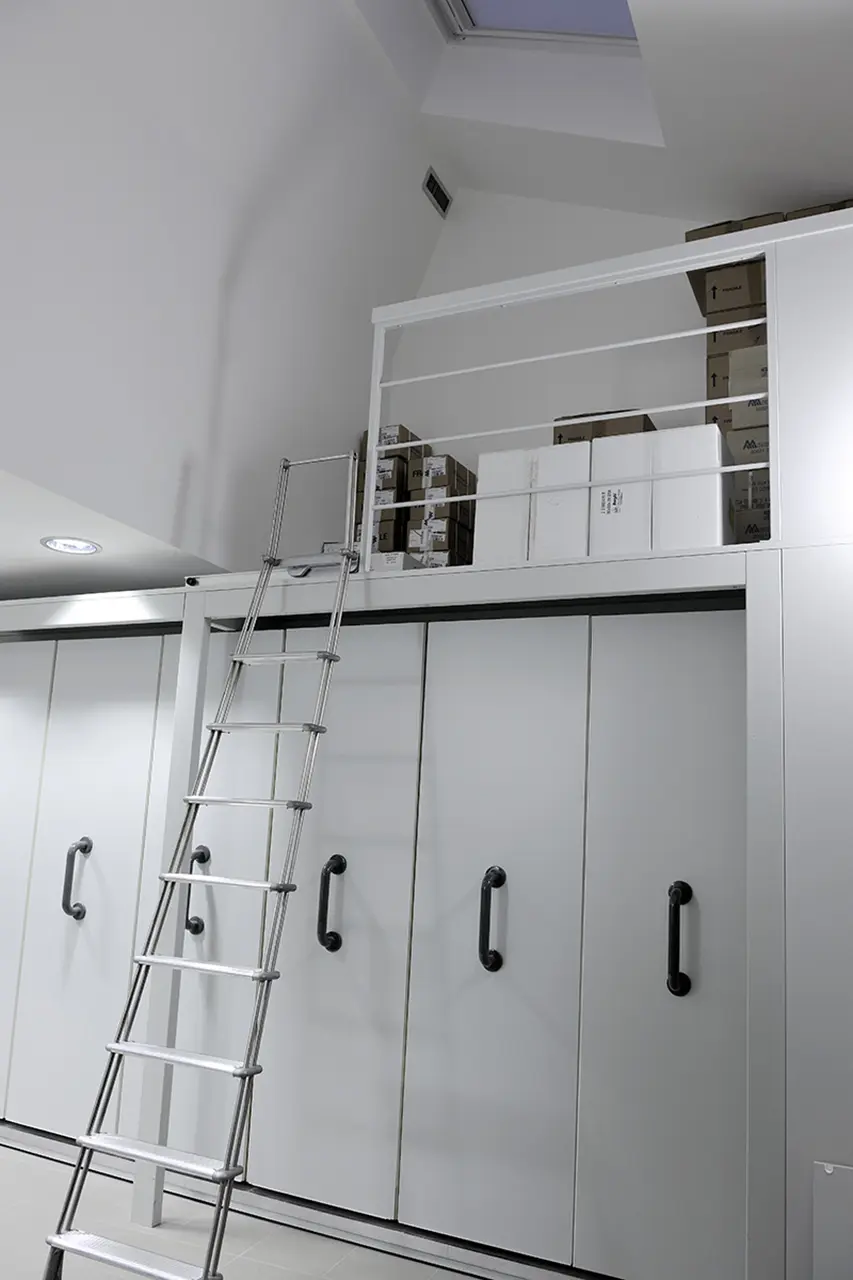 Progettazione e realizzazione armadi per farmacia scorrevoli - Th.Kohl 02