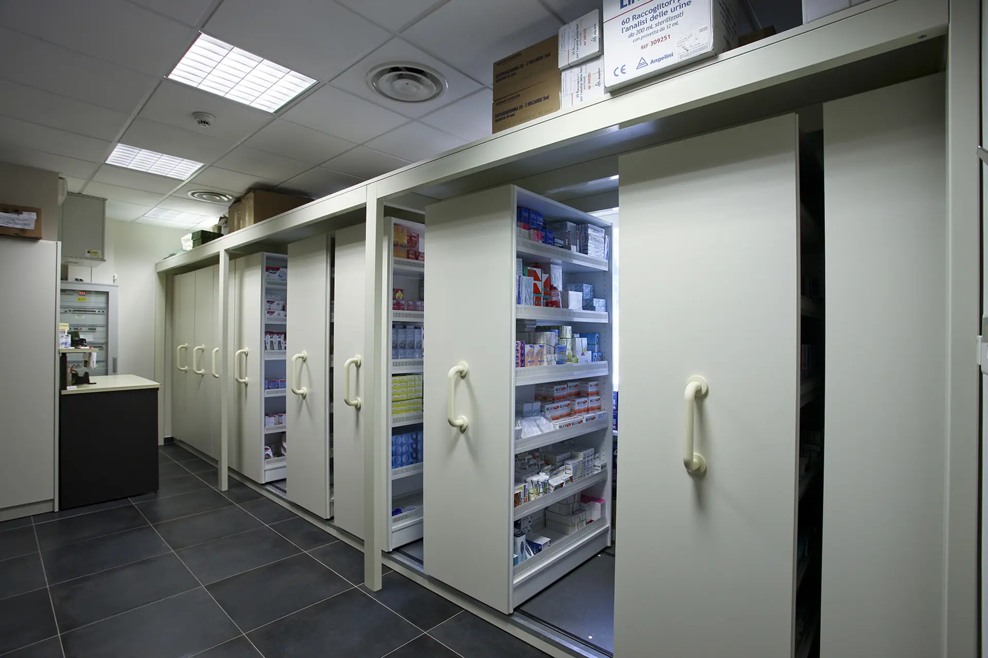 Progettazione e realizzazione armadi per farmacia scorrevoli - Th.Kohl 03