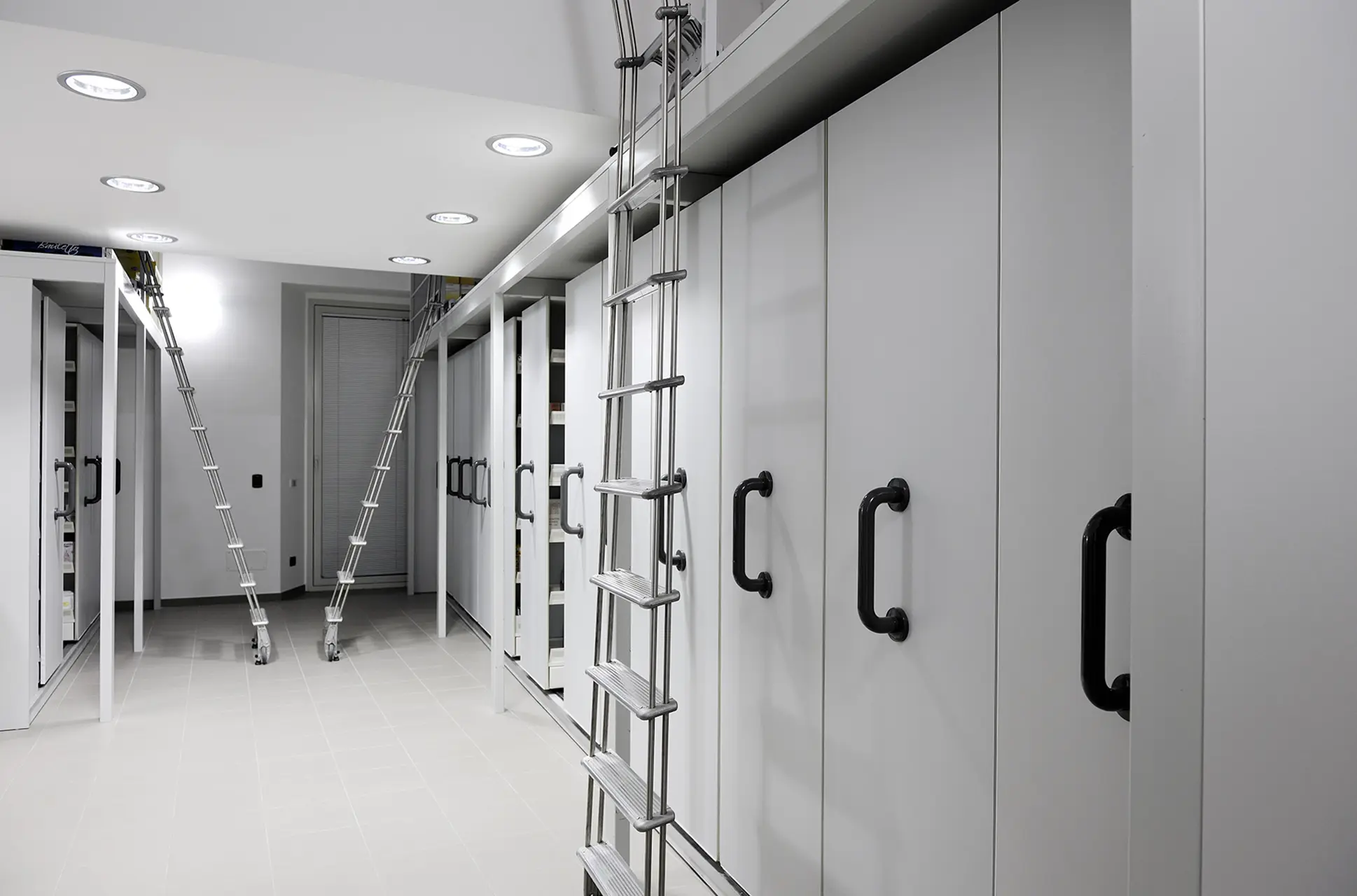 Progettazione e realizzazione armadi per farmacia scorrevoli - Th.Kohl 04