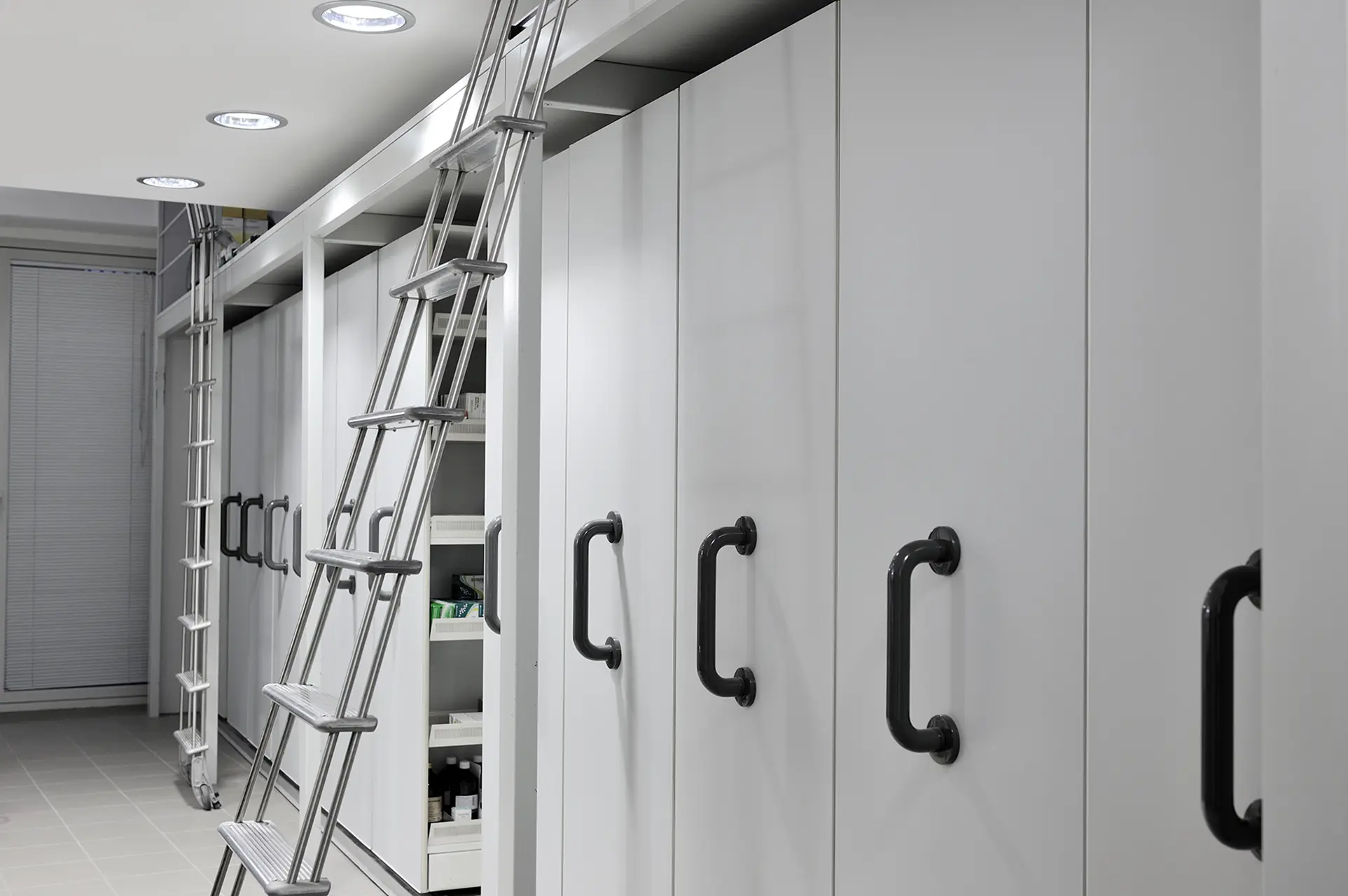 Progettazione e realizzazione armadi per farmacia scorrevoli - Th.Kohl