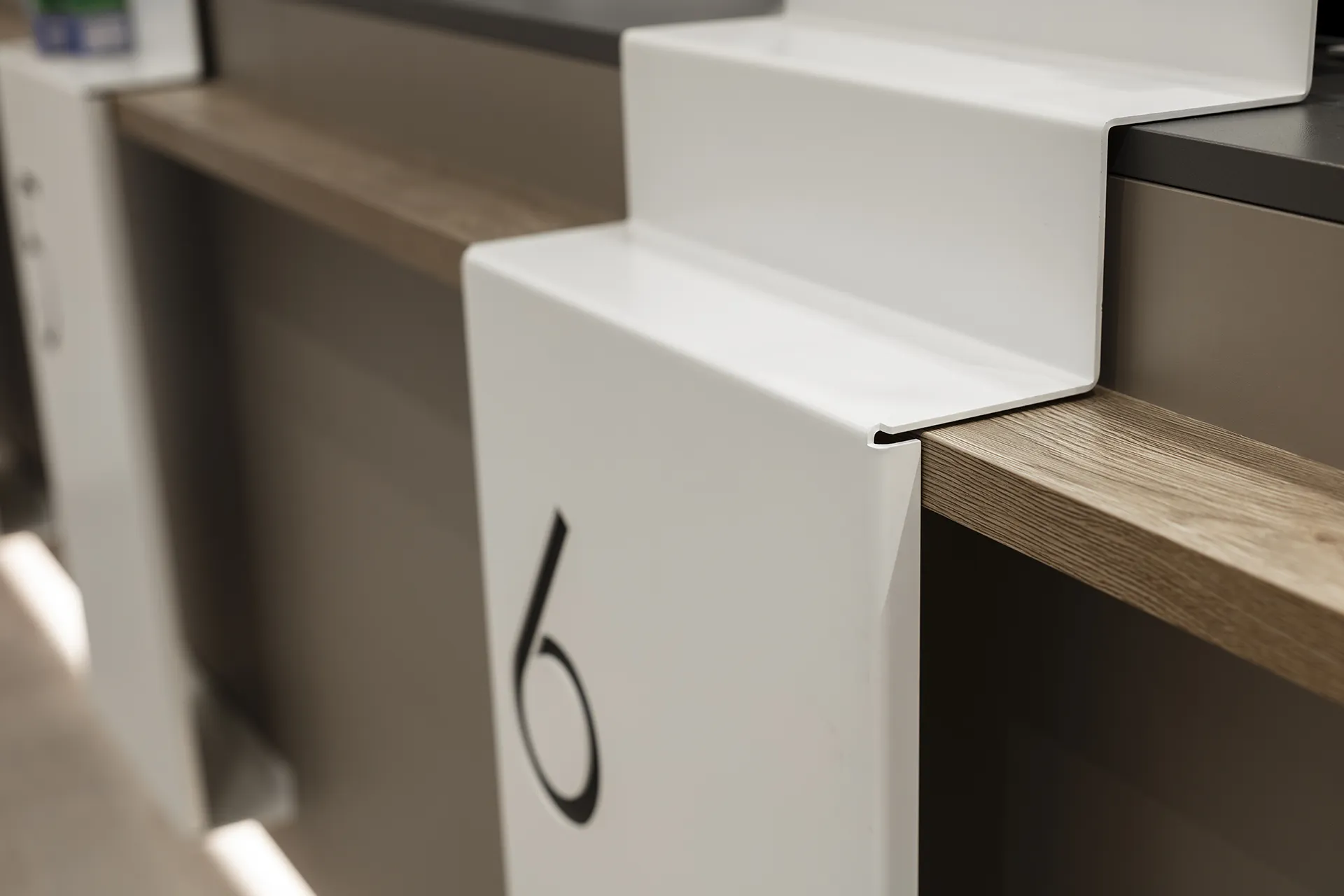 progettazione e installazione banchi per farmacia - th.kohl 03