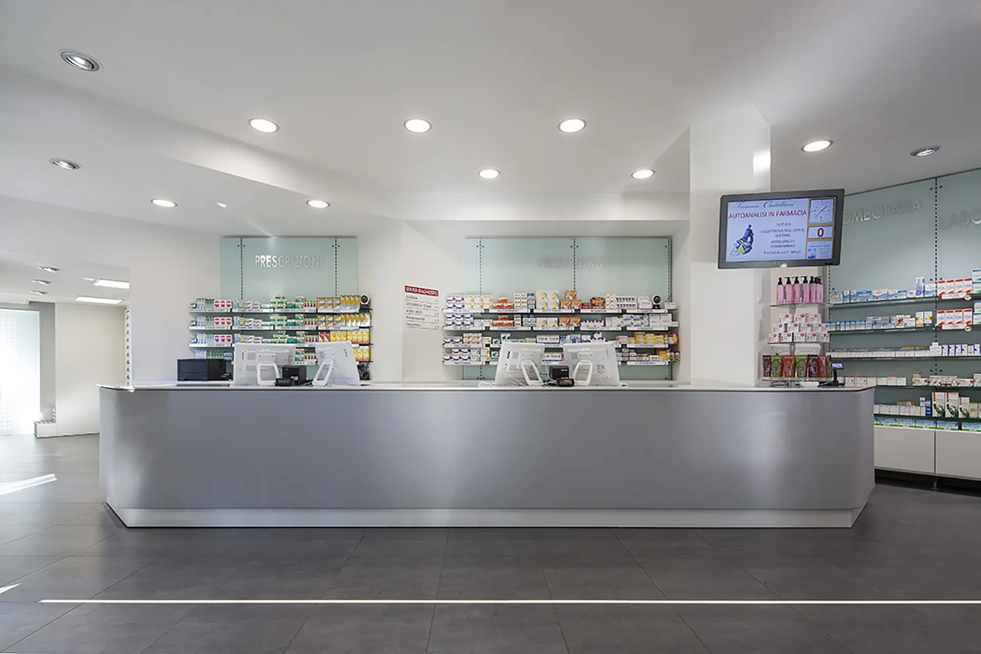 progettazione e installazione banchi per farmacia - th.kohl 05