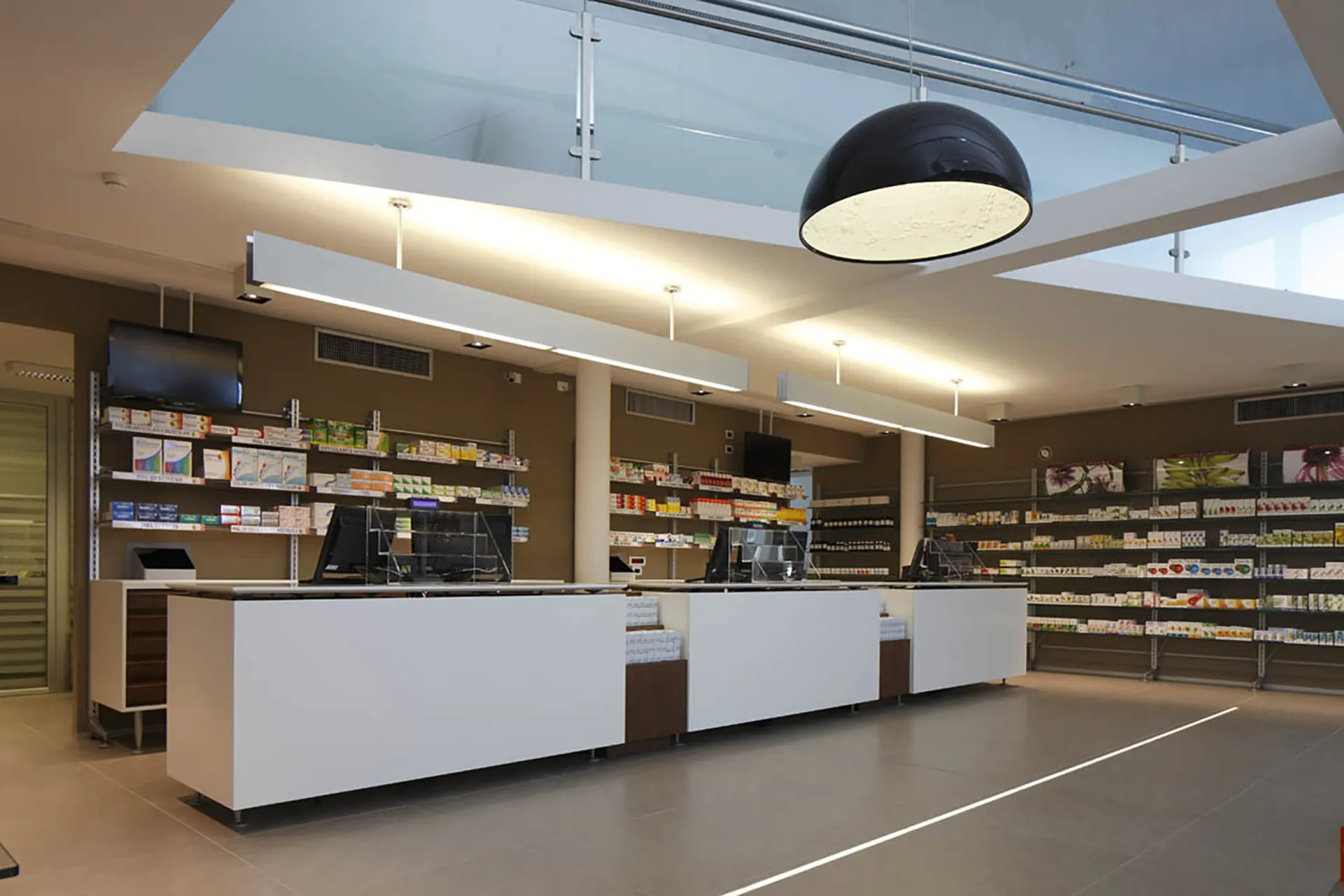 progettazione e installazione banchi per farmacia - th.kohl 06