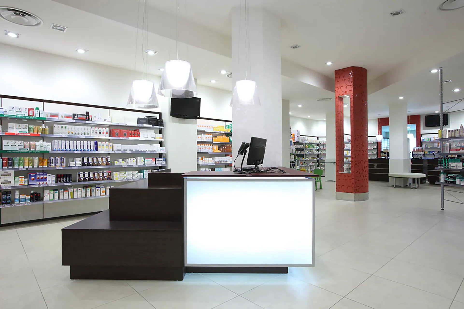 progettazione e installazione banchi per farmacia - th.kohl 08