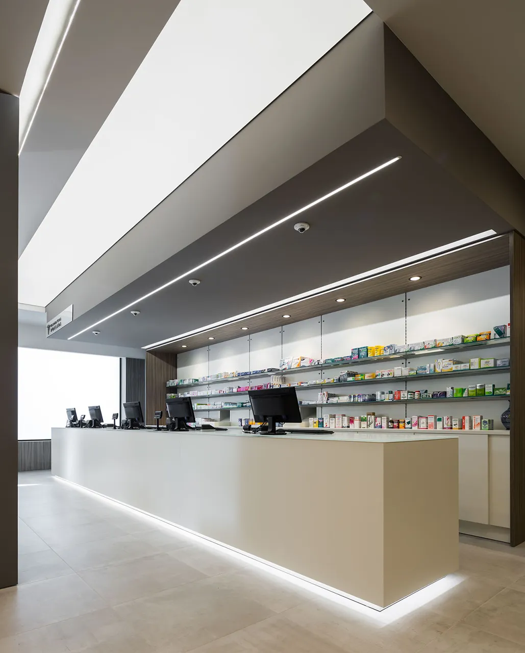 progettazione e installazione banchi per farmacia - th.kohl 15