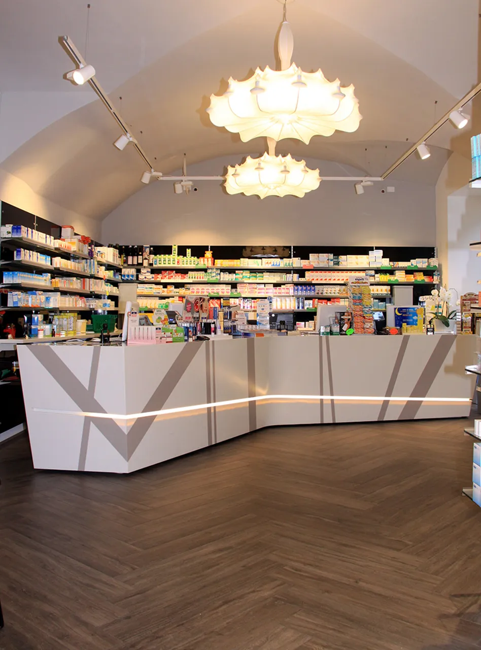 progettazione e installazione banchi per farmacia - th.kohl 18