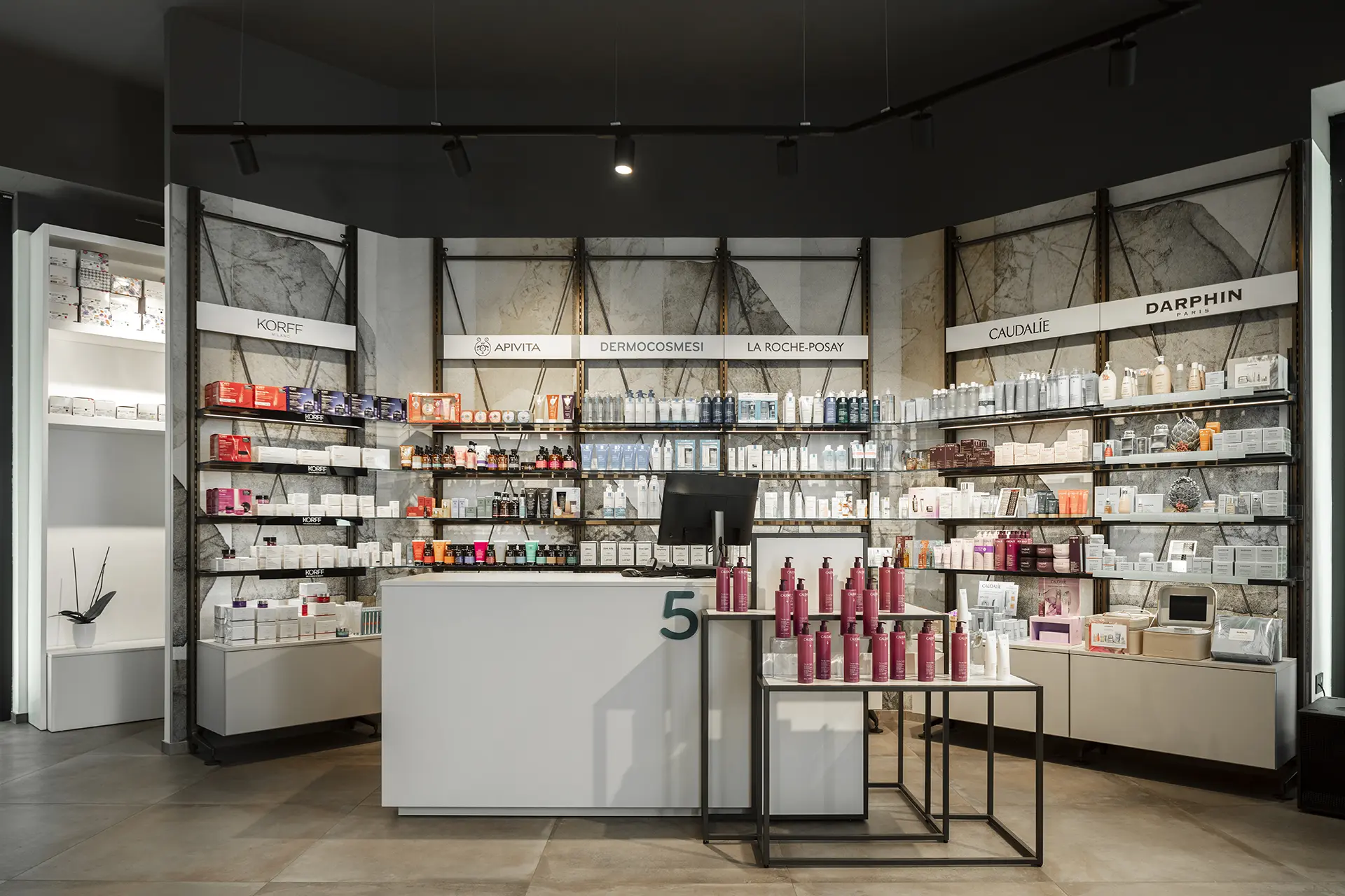 progettazione e installazione banchi per farmacia - th.kohl 21