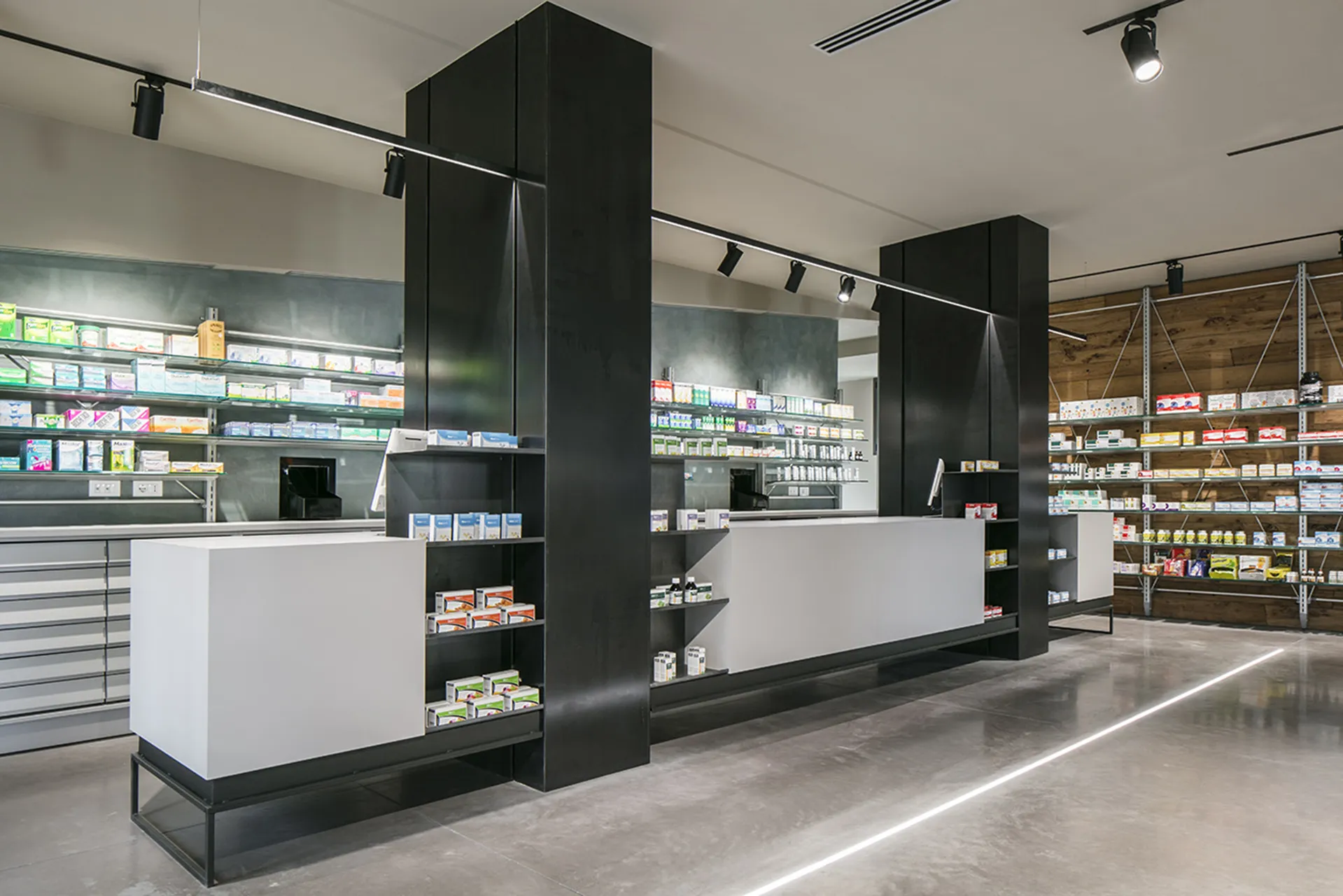 progettazione e installazione banchi per farmacia - th.kohl