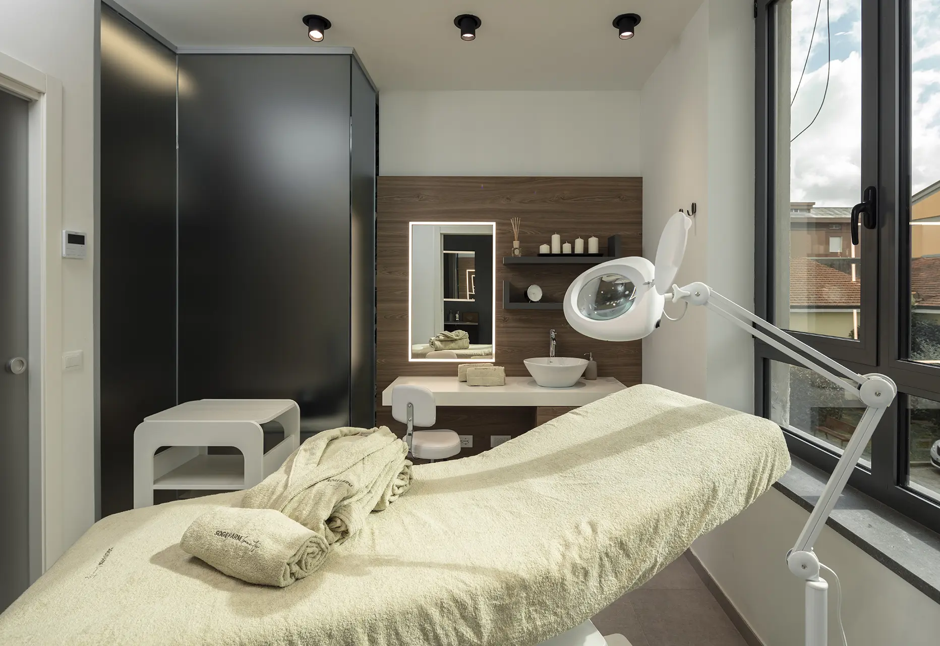 progettazione e installazione carbine servizi per farmacie - th.kohl Realizzazioni Th.Kohl - Farmacia Stadio Bergamo BG - 01