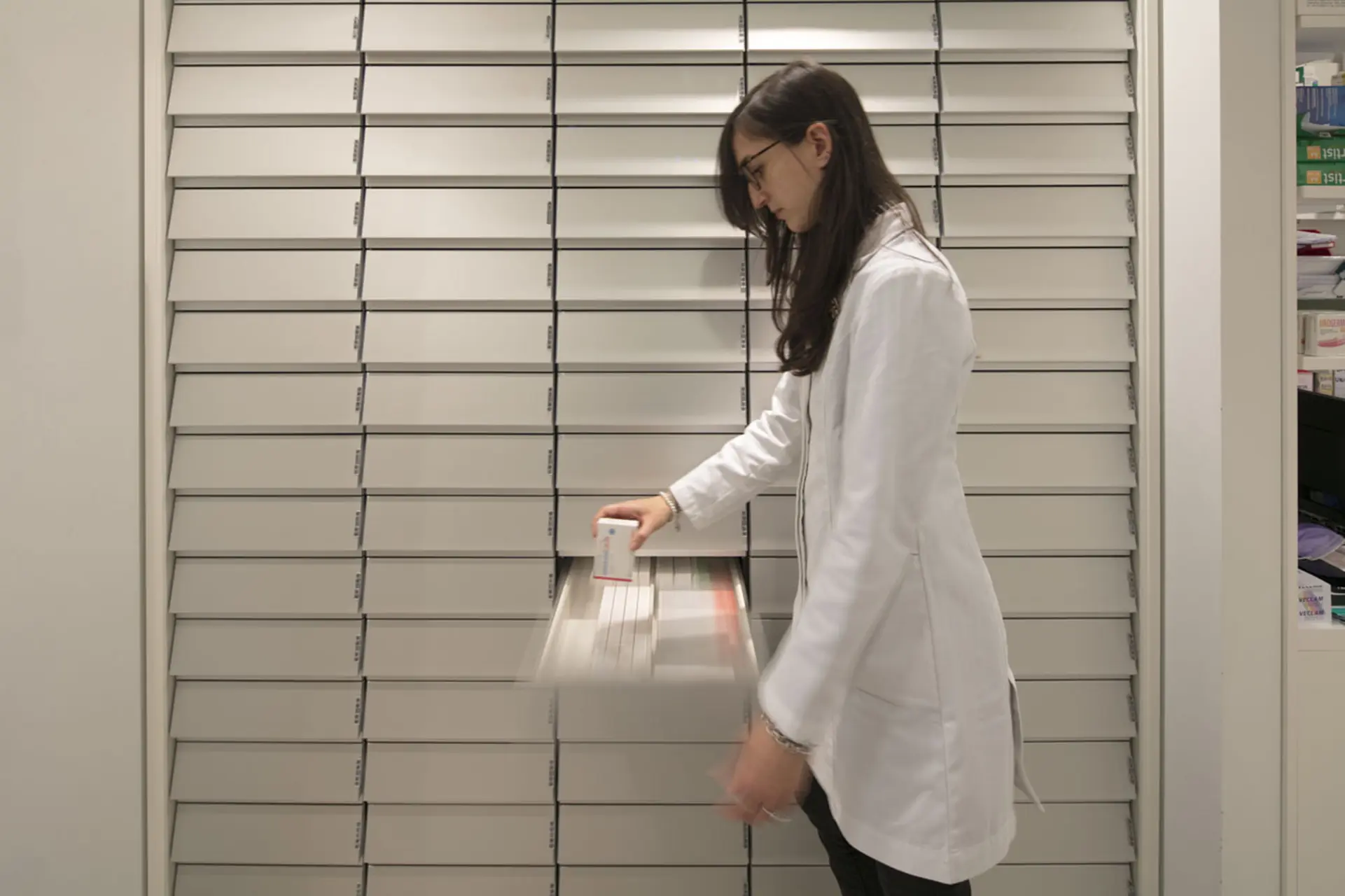 progettazione e installazione cassettiere per farmacie - th.kohl 03