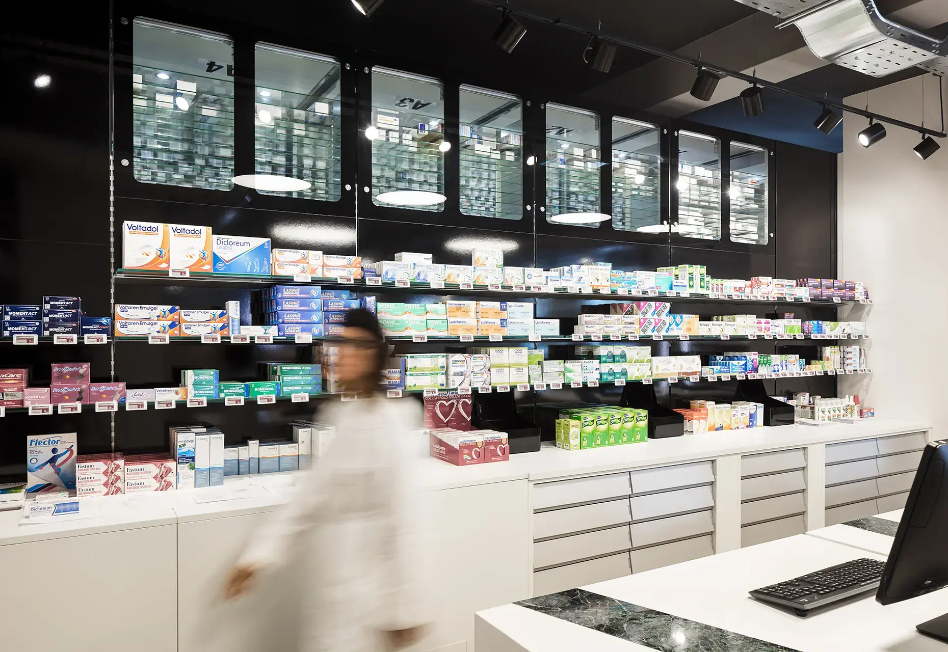 progettazione e installazione cassettiere per farmacie - th.kohl 05