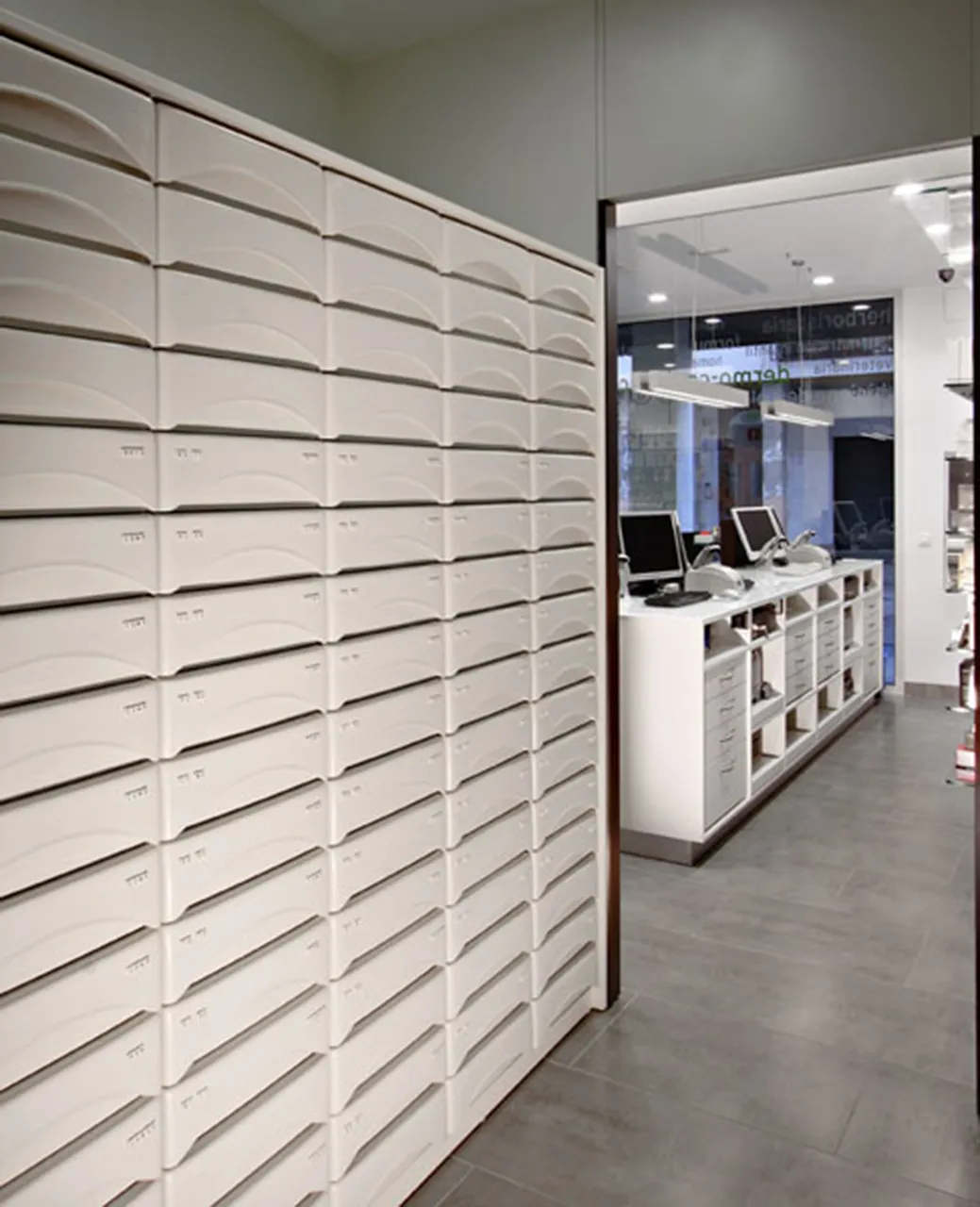 progettazione e installazione cassettiere per farmacie - th.kohl 08