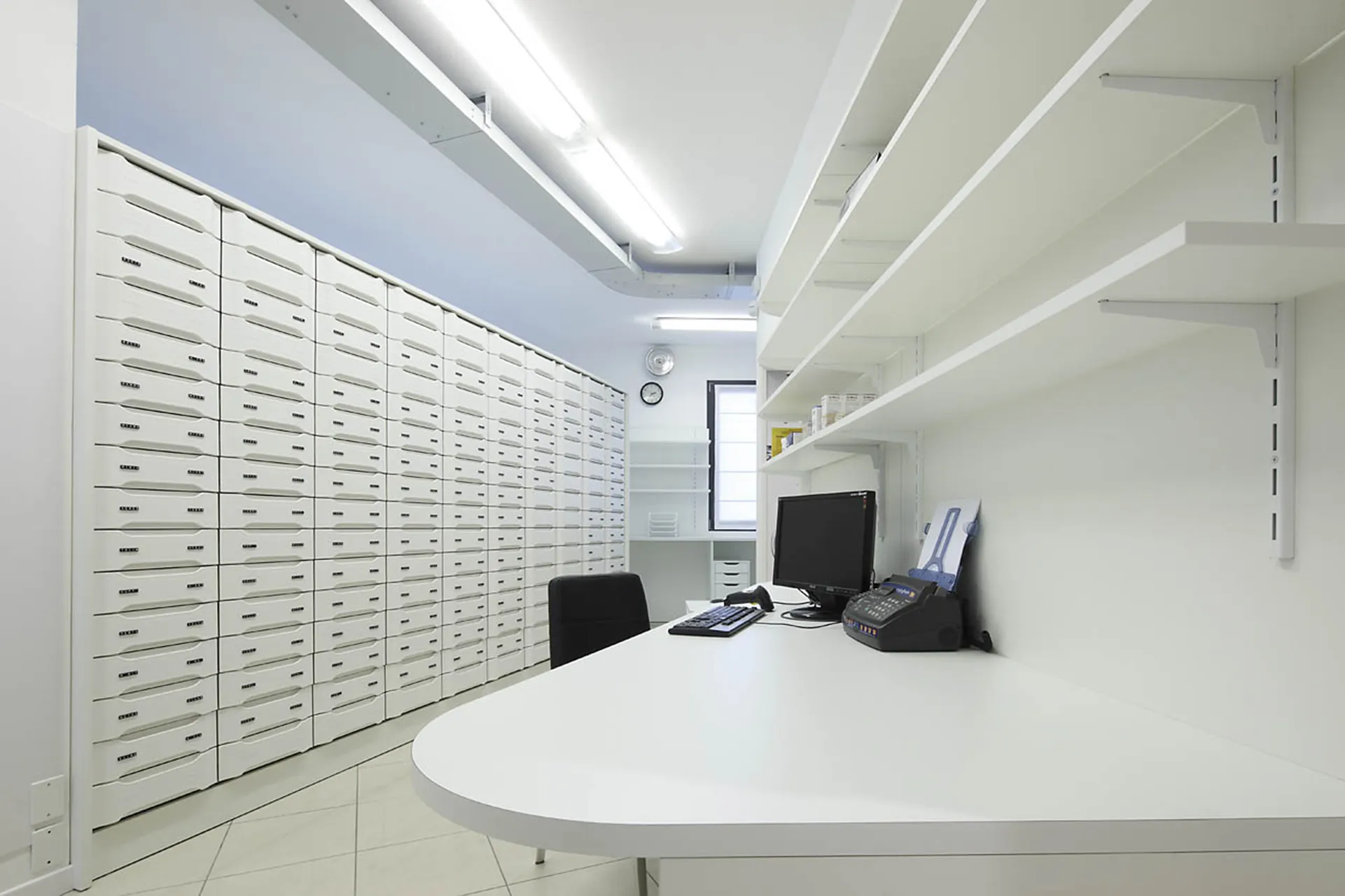 progettazione e installazione cassettiere per farmacie - th.kohl 14