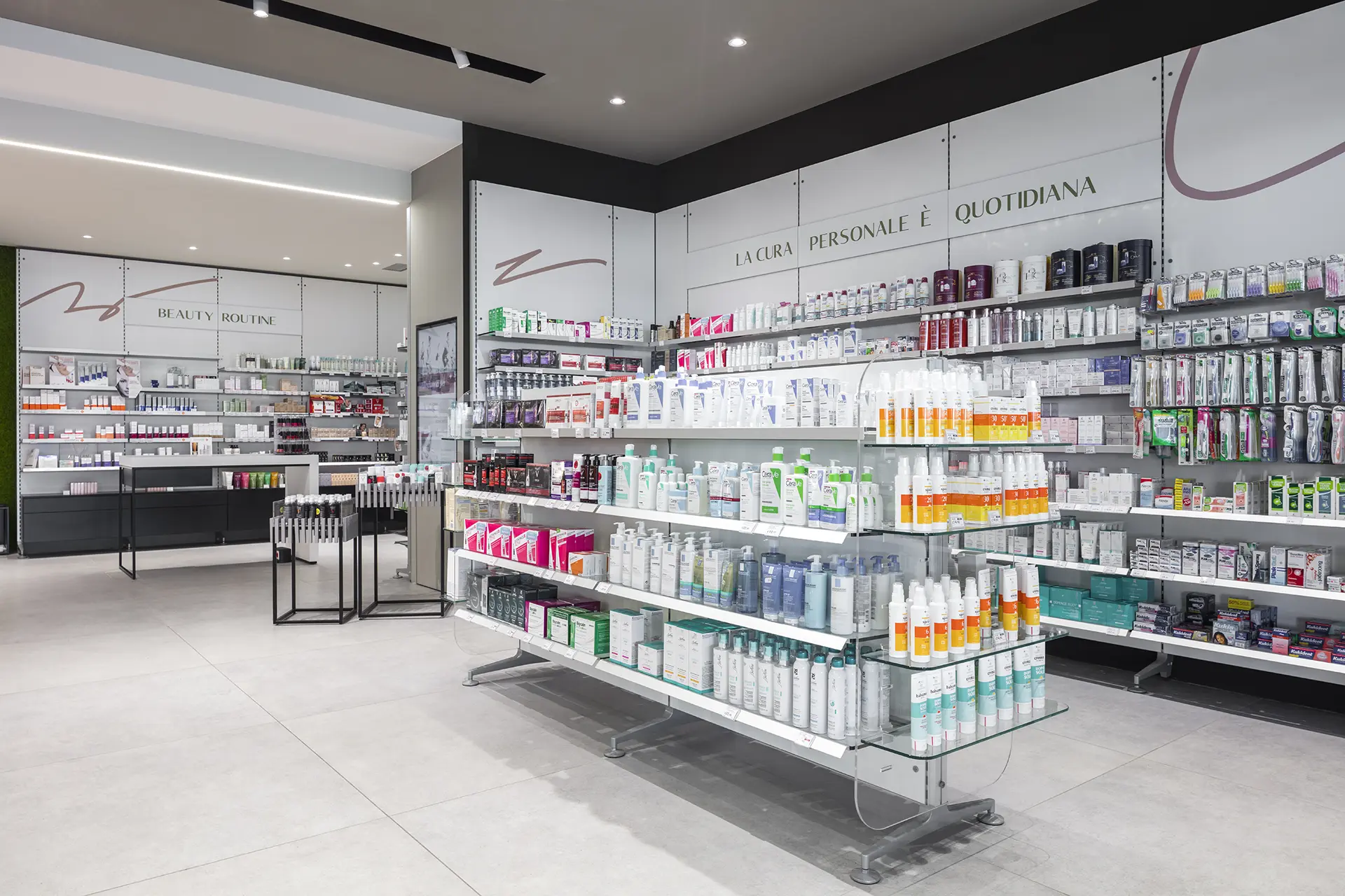 Gondole e tavoli expo 1 progettazione e installazione gondole e tavoli expo per farmacia - th.kohl 01