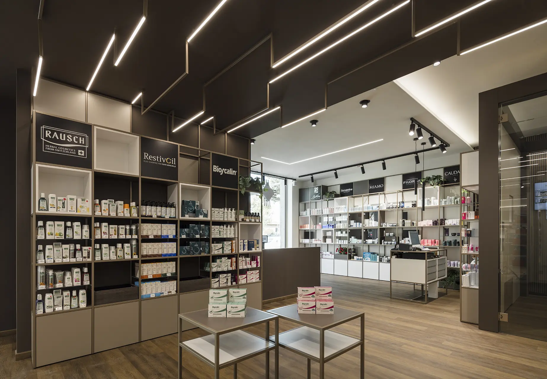 Gondole e tavoli expo 3 progettazione e installazione gondole e tavoli expo per farmacia - th.kohl 03