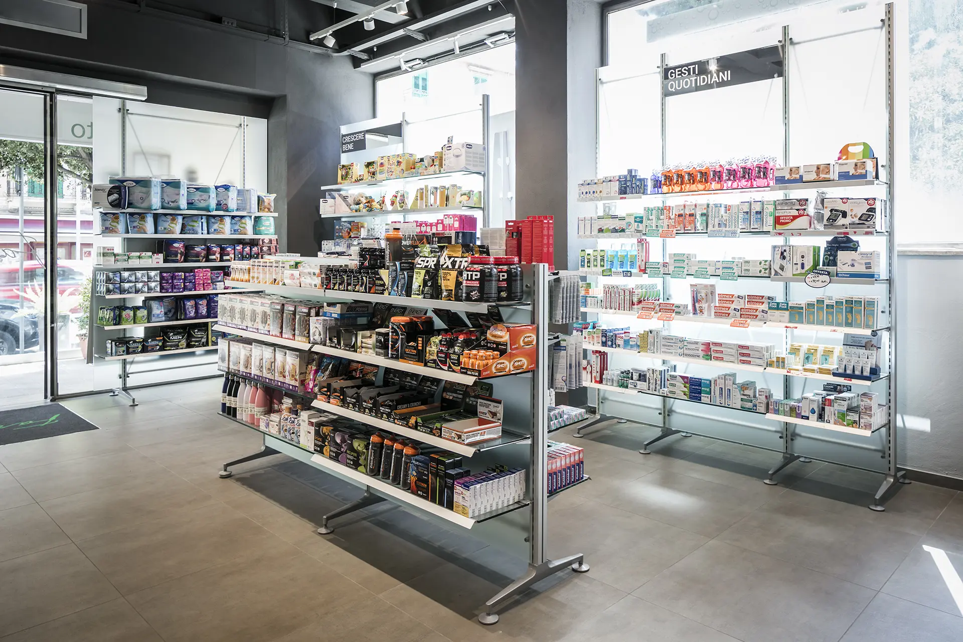 Gondole e tavoli expo 4 progettazione e installazione gondole e tavoli expo per farmacia - th.kohl 04