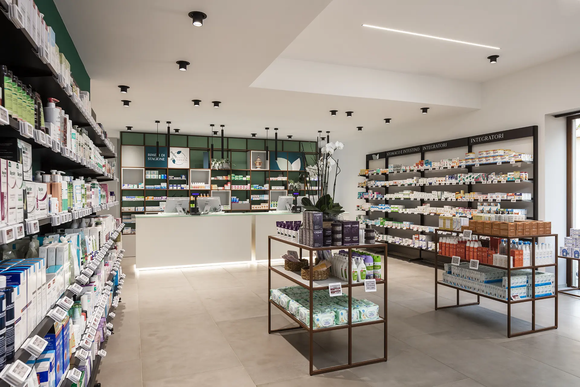 Gondole e tavoli expo 6 progettazione e installazione gondole e tavoli expo per farmacia - th.kohl 06