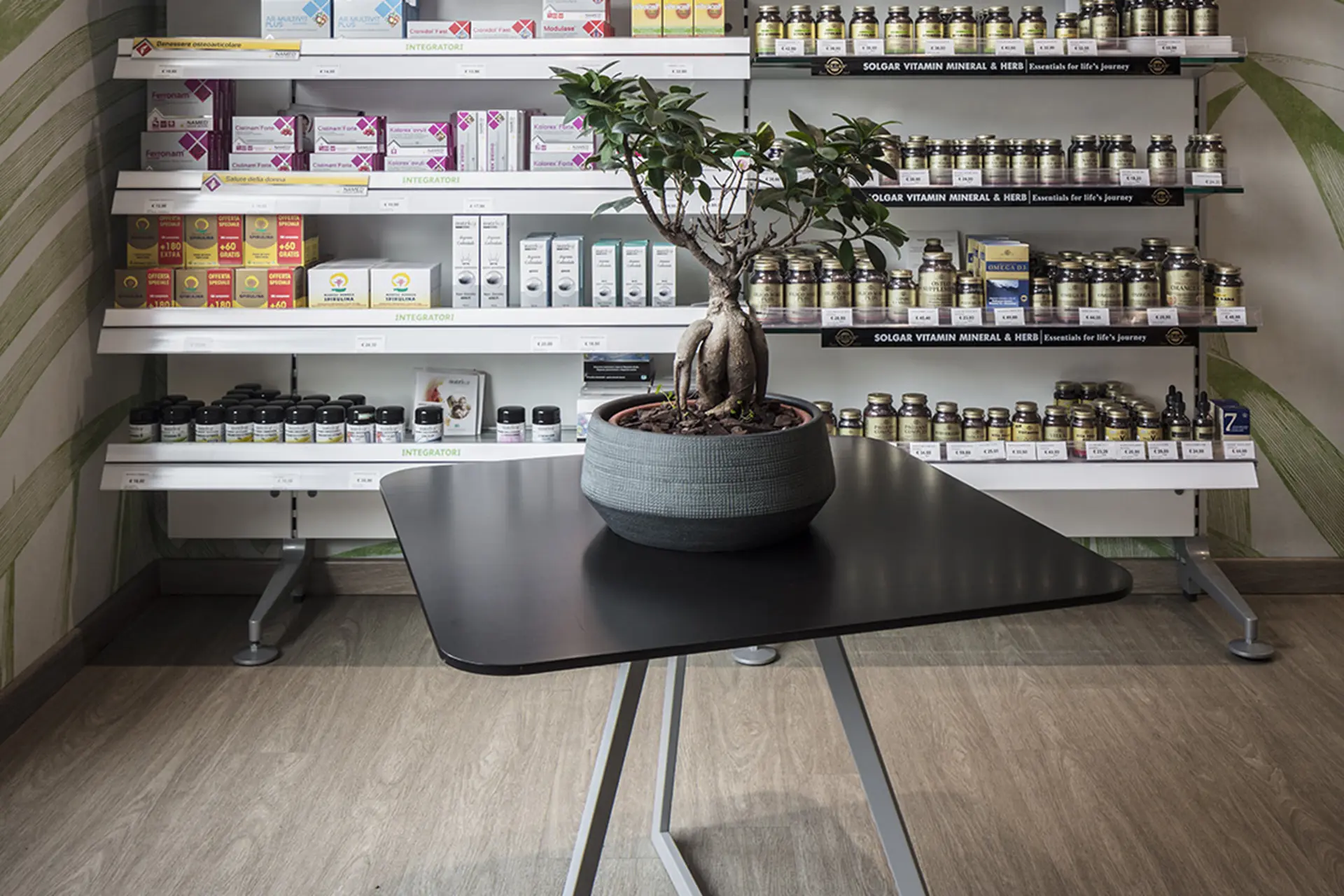 progettazione e installazione gondole e tavoli expo per farmacia - th.kohl progettazione e installazione gondole e tavoli expo per farmacia - th.kohl