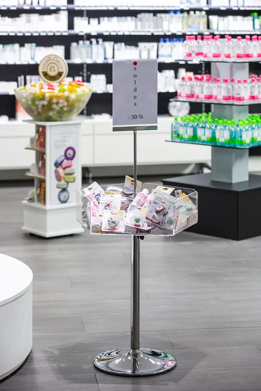 Gondole e tavoli expo 7 progettazione e installazione tavoli expo per farmacie - th.kohl 07