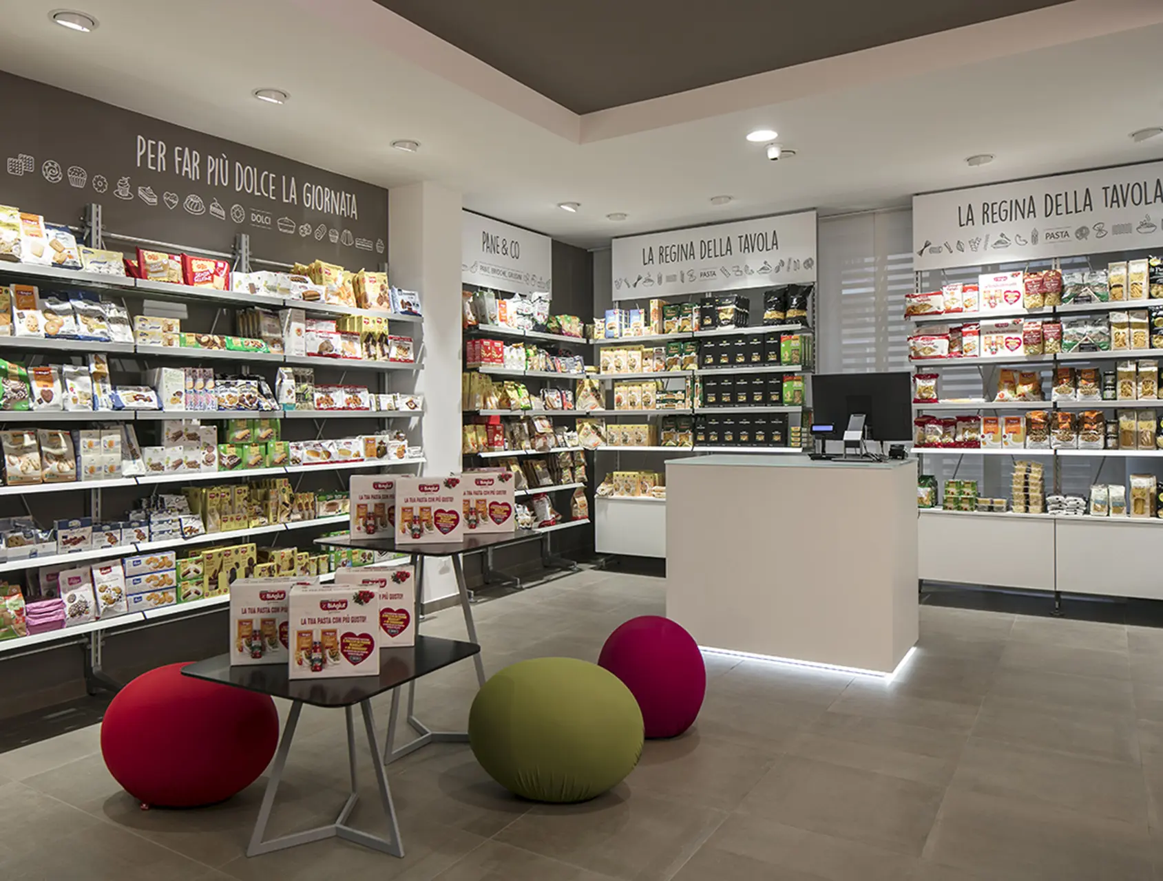 Gondole e tavoli expo 11 progettazione e installazione tavoli expo per farmacie - th.kohl 11