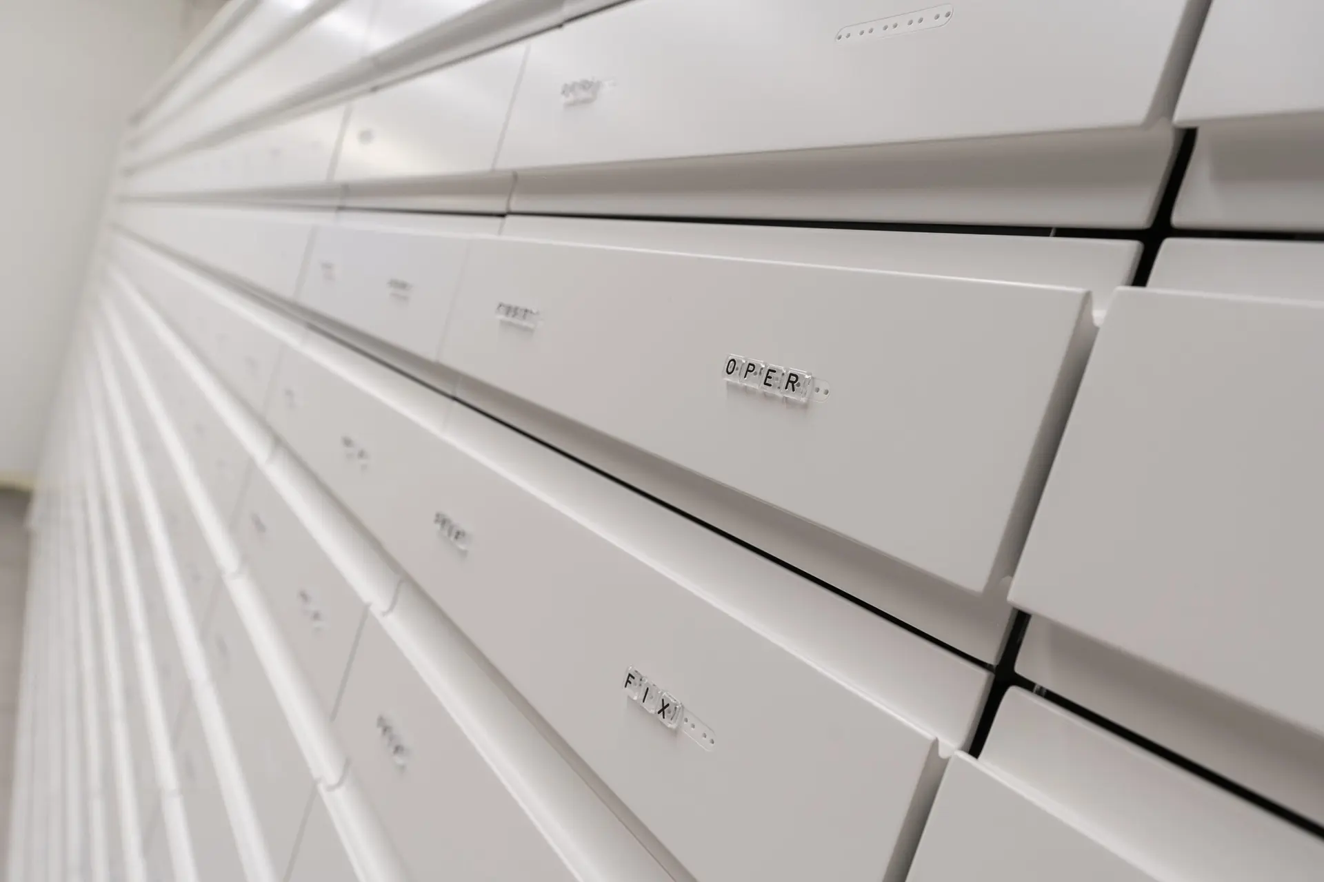 progettazione, produzione e installazione cassettiere per farmacie - th.kohl