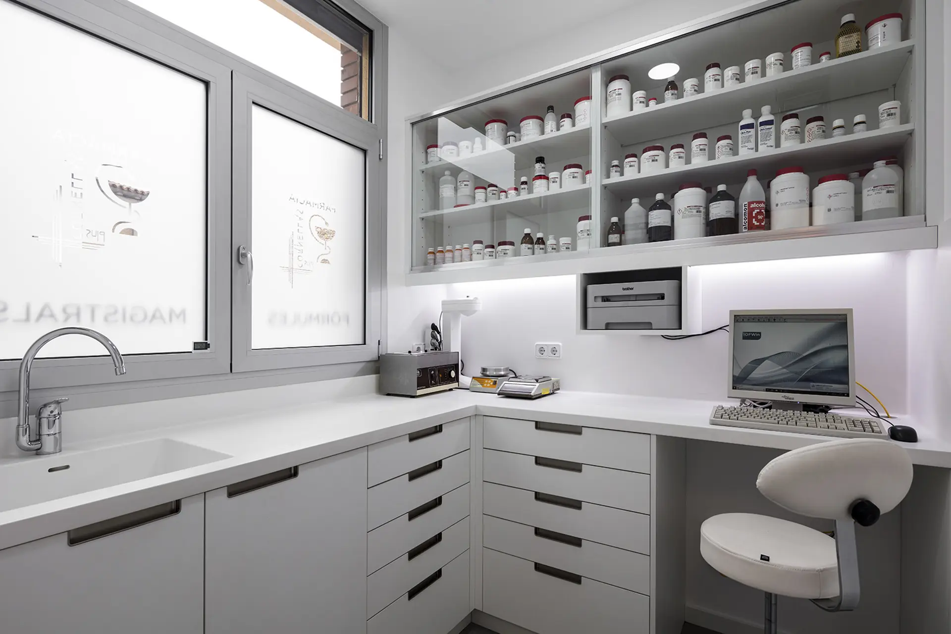 progettazione, produzione e installazione laboratori galenici per farmacie - th.kohl 01