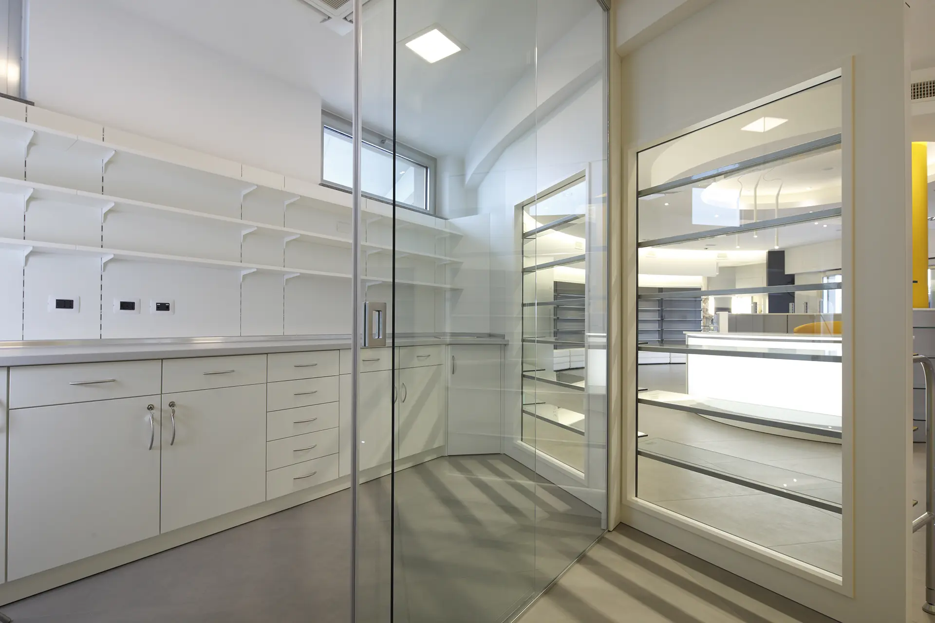 progettazione, produzione e installazione laboratori galenici per farmacie - th.kohl 06