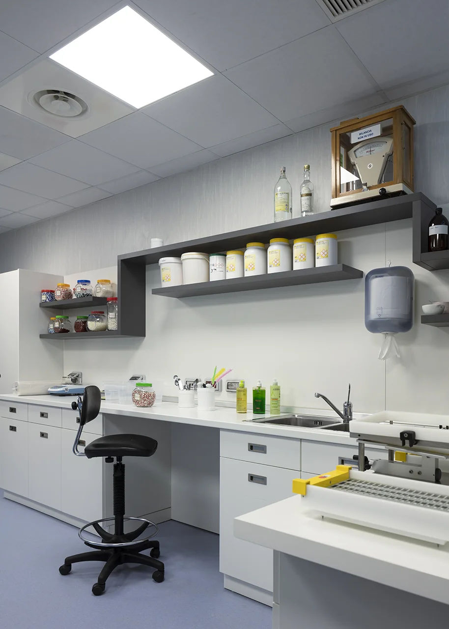 Realizzazioni Th.Kohl Farmacia Petrone NA - gallery 17