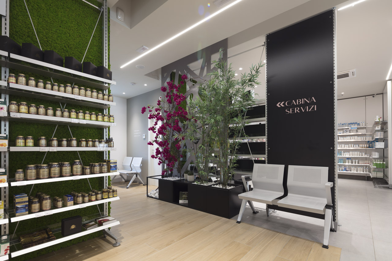 un pannello che indica l’ingresso di una cabina servizi all’interno di una farmacia moderna.