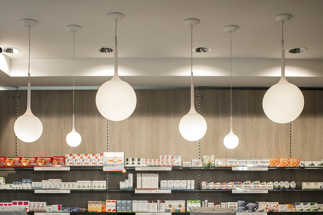 lampadari dal design contemporaneo installati sul soffitto di una farmacia moderna.