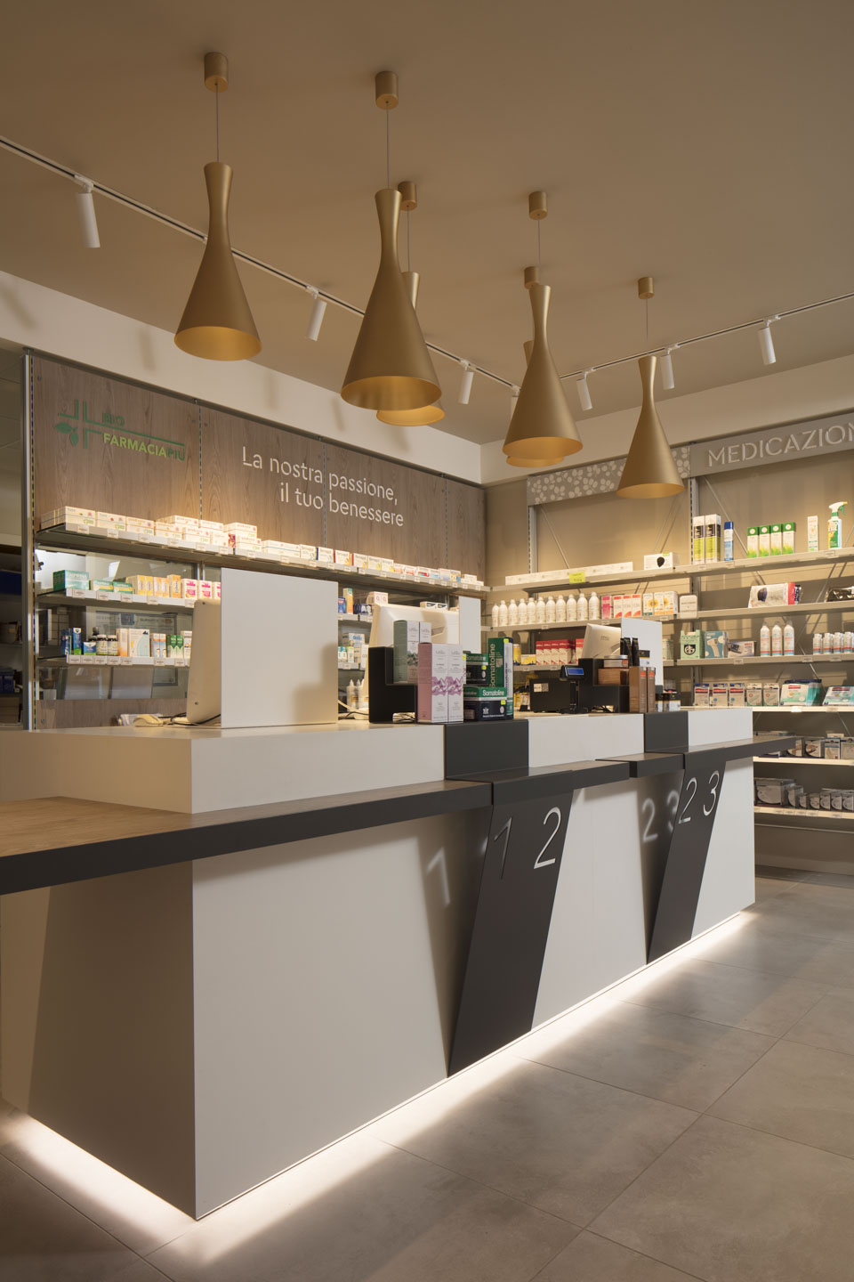 bancone di una farmacia moderna organizzato e illuminato secondo i principi di retail design e neuroscienze