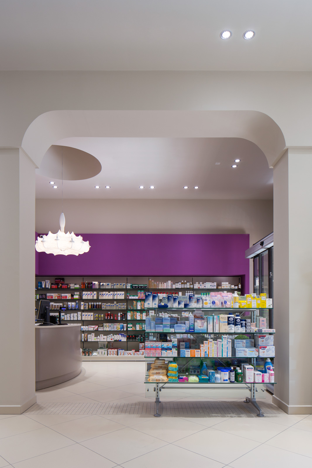 scaffali di una farmacia moderna organizzati secondo i principi del retail design