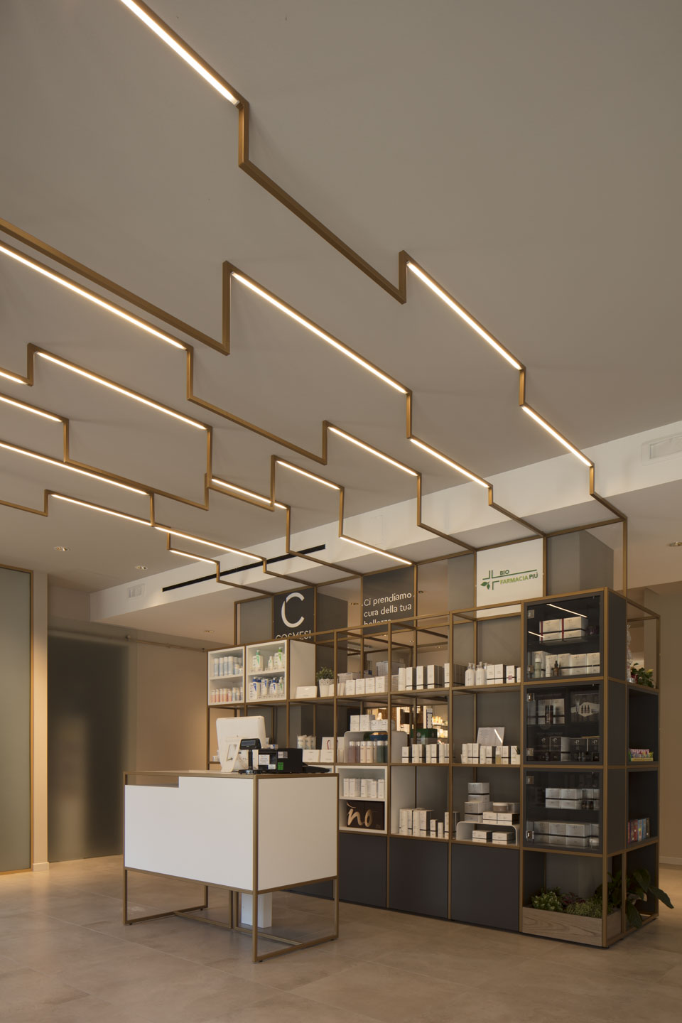 una struttura espositiva in farmacia valorizzata da un’illuminazione di design