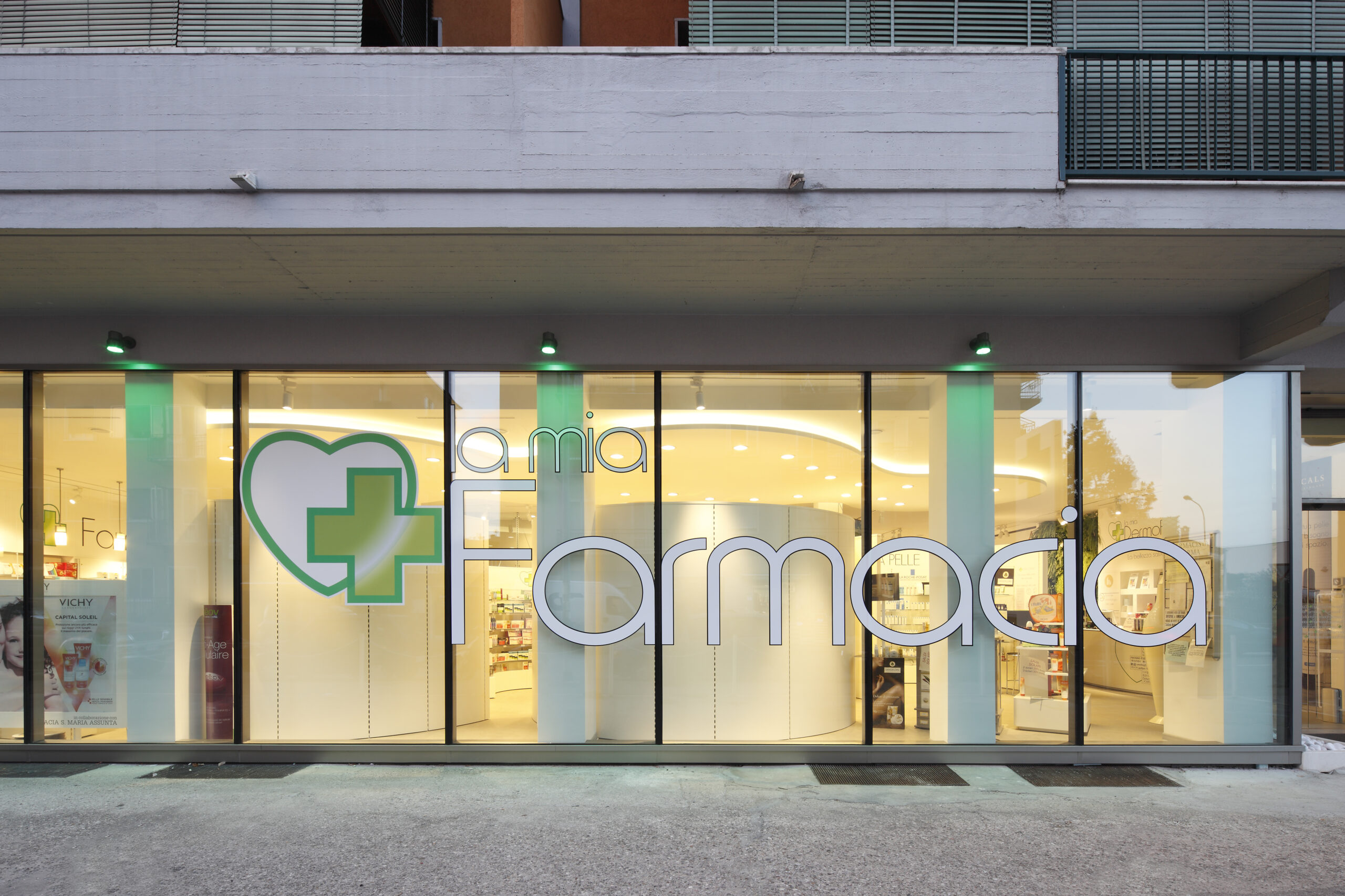 farmacia con illuminazione di design