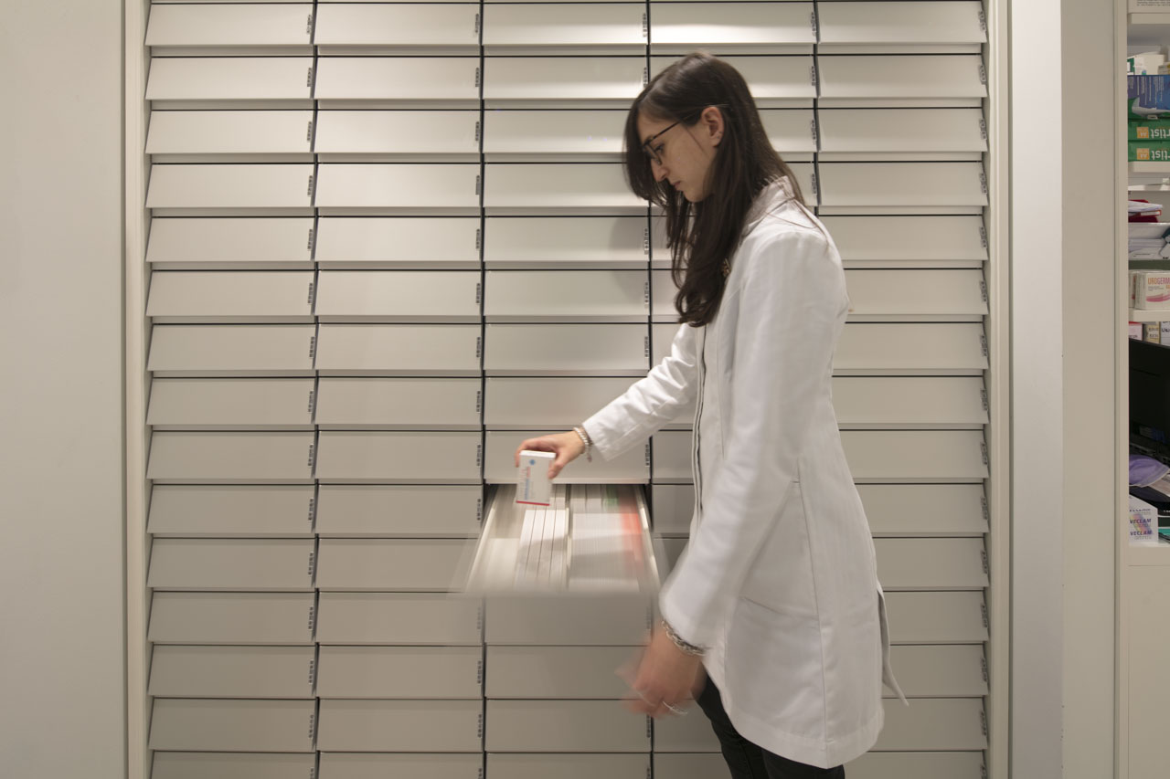 cassettiere Th.Kohl installate in una farmacia di ecodesign