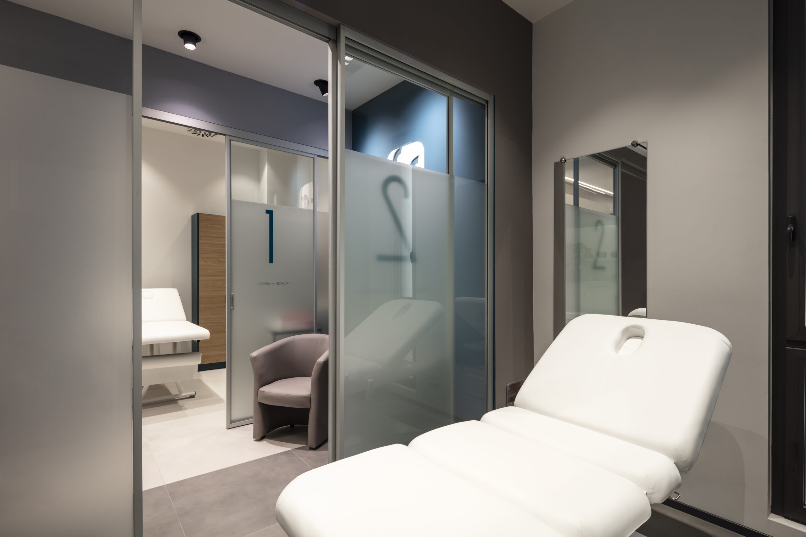 Un lettino regolabile in una cabina estetica in farmacia.