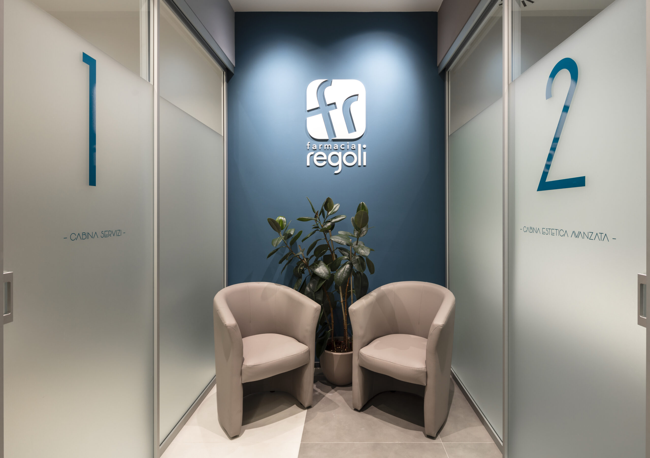 Un disimpegno con due portone, che conduce da un lato a una cabina servizi e dall’altro a una cabina estetica in farmacia.