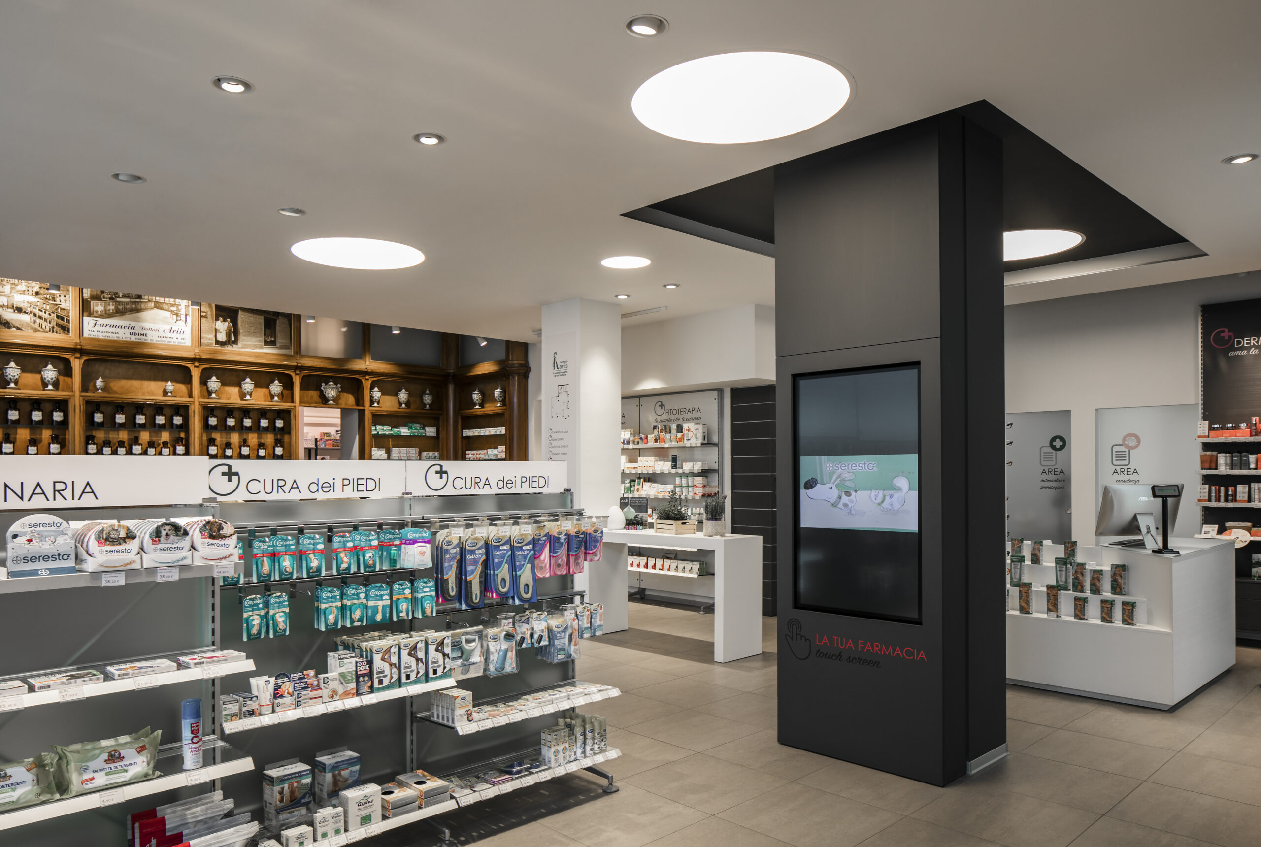 una farmacia allestita secondo i principi del visual merchandising