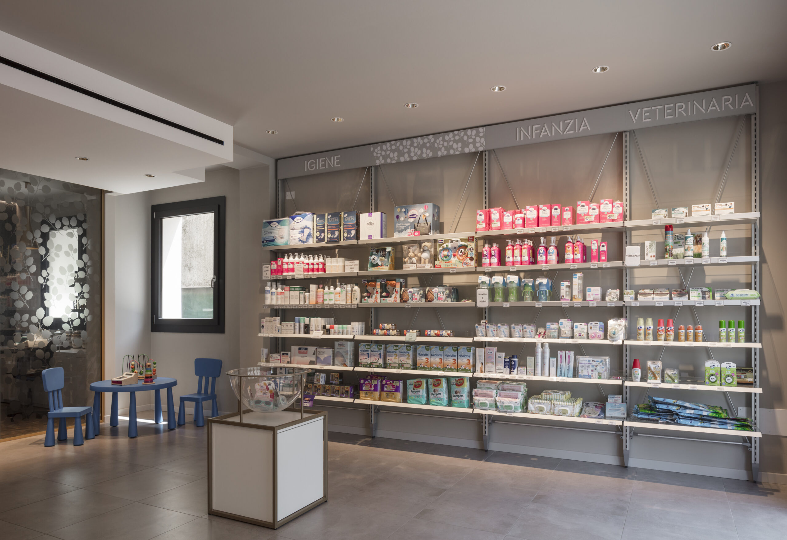 scaffali di farmacia allestiti secondo i principi del visual merchandising