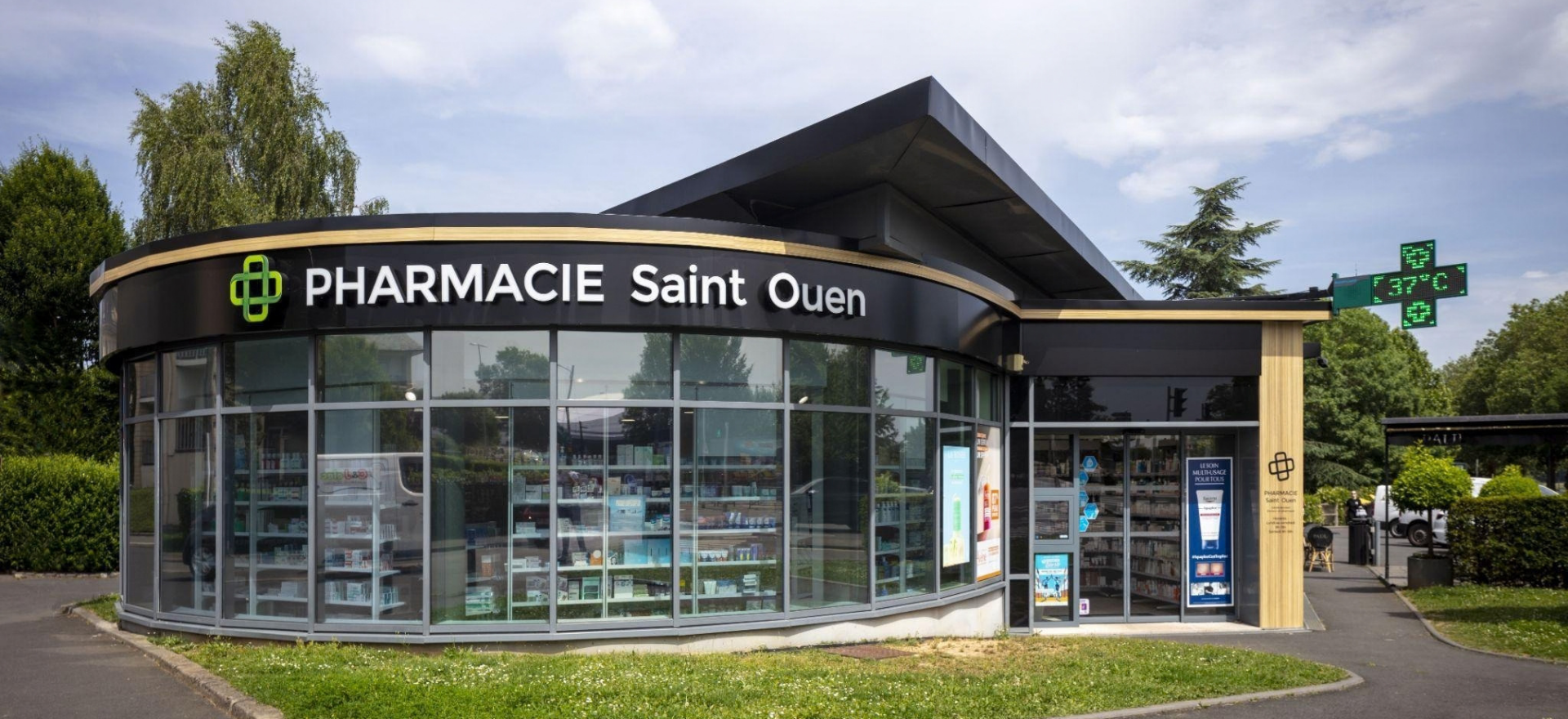 un allestimento vetrina farmacia fatto da thkohl in una farmacia francese